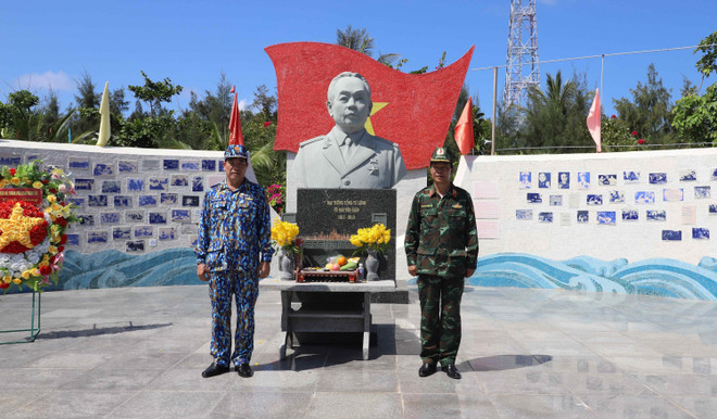 Chuẩn Đô đốc Phan Tuấn Hùng - Phó Tư lệnh Quân chủng Hải quân và Thiếu tướng, Thầy thuốc nhân dân Nguyễn Hồng Sơn, Giám đốc Bệnh viện Quân y 175 trước tượng đài Đại tướng Võ Nguyên Giáp trên đảo Sơn Ca ngày 29/4/2021. (Ảnh: TTXVN) Trang nghiêm tượng đài Đại tướng Võ Nguyên Giáp tại quần đảo Trường Sa ảnh 1