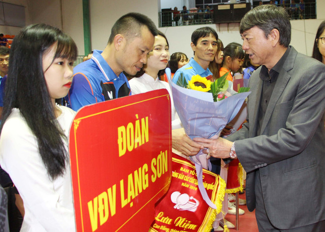 Chủ tịch Liên đoàn bóng bàn Cao Bằng Hoàng Xuân Ánh tặng hoa và cờ lưu niệm cho các vận động viên dự giải. (Ảnh: Quốc Đạt/TTXVN) Khai mạc Giải bóng bàn các Câu lạc bộ Toàn quốc năm 2019 ảnh 1