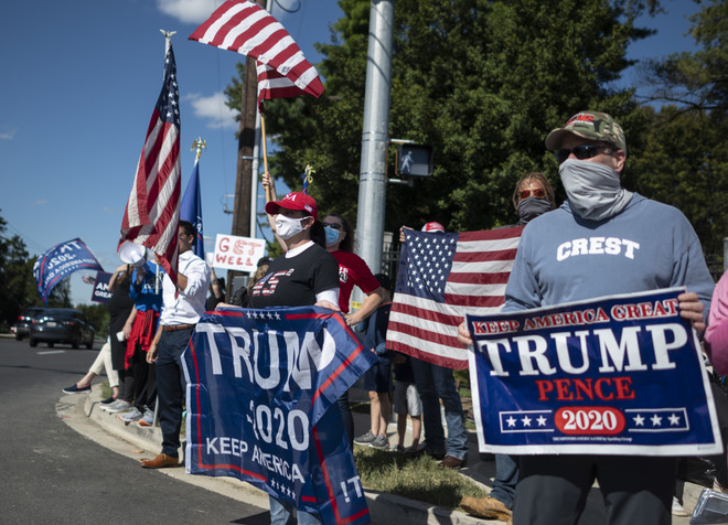 Tổng thống Mỹ bất ngờ xuất hiện ngoài bệnh viện Walter Reed ảnh 1