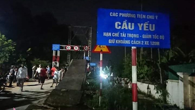 Nghệ An: Va chạm với xe máy, ôtô rơi xuống cầu bắc qua sông Giăng ảnh 1