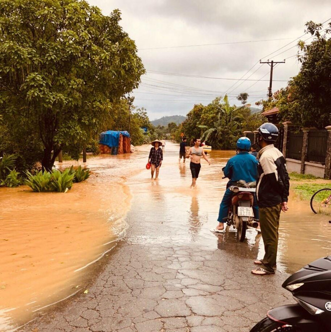 Thủy điện ngưng xả tràn, nước lũ trên sông Đồng Nai bắt đầu rút ảnh 1