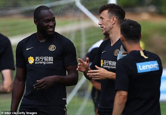 Lukaku nhanh chóng hòa nhập với các đồng đội mới. (Ảnh: Getty) Romelu Lukaku lao vào tập luyện ngay khi vừa đến Inter Milan ảnh 1