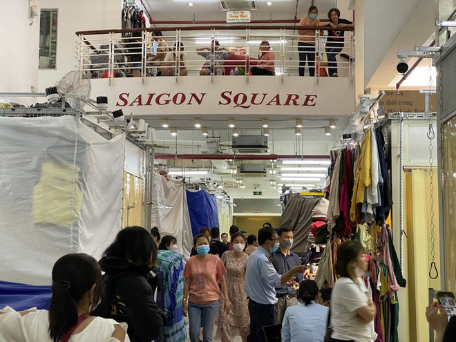 Nhiều gian hàng tại khu chợ Sài Gòn Square tìm cách che chắn khi thấy lực lượng kiểm tra. (Nguồn: nld.com.vn) Tịch thu lượng lớn hàng giả được bày bán tại khu chợ Sài Gòn Square ảnh 1