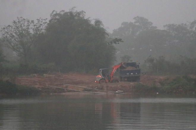 Người dân bức xúc về nạn khai thác cát trái phép trên sông Thạch Hãn ảnh 1