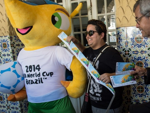 Theo quy định của FIFA, những người nhận được vé mời của FIFA không được phép tự ý bán hay chuyển nhượng cho người khác. (Nguồn: AFP) Quan chức Argentina thừa nhận bán vé "thừa" tại World Cup ảnh 1