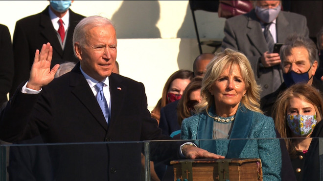 Tân Tổng thống Mỹ Joe Biden tuyên thệ nhậm chức. (Ảnh: CNN) Ông Joe Biden chính thức trở thành Tổng thống Mỹ thứ 46 ảnh 1