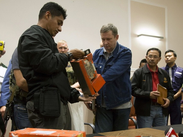 Nhóm điều tra quốc tế bắt đầu giải mã hộp đen máy bay MH17 ảnh 1