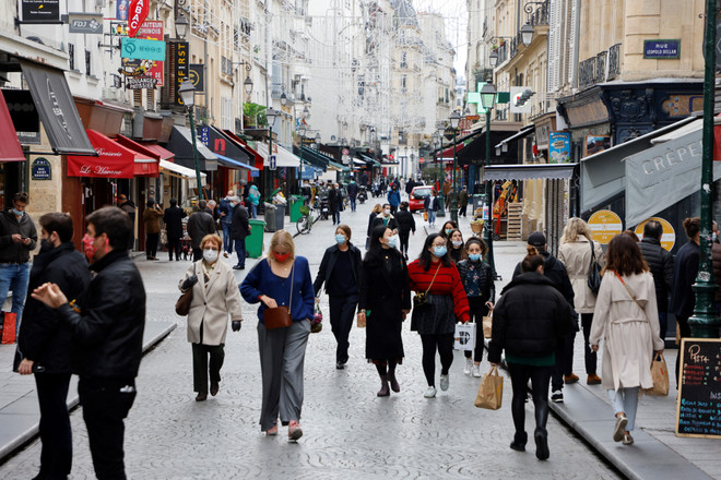 Người dân đeo khẩu trang phòng dịch COVID-19 tại Paris, Pháp ngày 2/11/2020. (Ảnh: AFP/TTXVN) Số ca mắc mới COVID-19 tại Pháp tăng gấp đôi sau mỗi 5 ngày ảnh 1