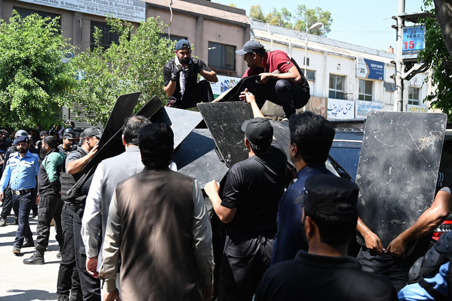 Pakistan bắt giữ gần 1.000 người biểu tình sau vụ bắt ông Imran Khan ảnh 1