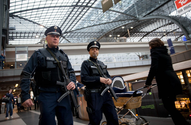 Đức: Cảnh sát truy bắt nhóm đối tượng âm mưu khủng bố ở München ảnh 1