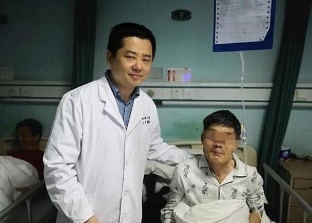 Người đàn ông nôn ra khối u đã phải vào viện điều trị sau trải nghiệm có một không hai. (Nguồn: Oriental Daily) Trung Quốc: Một người đàn ông nôn ra khối u sau khi uống rượu ảnh 1