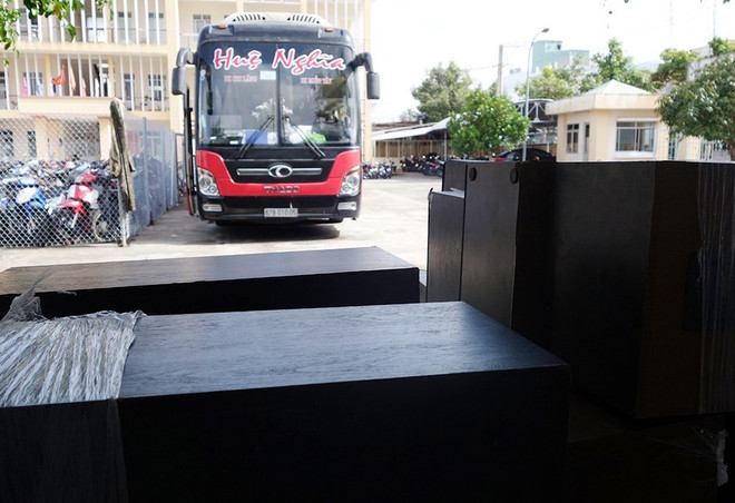 Phát hiện xe giường nằm chở số lượng lớn hàng hóa không rõ nguồn gốc ảnh 1