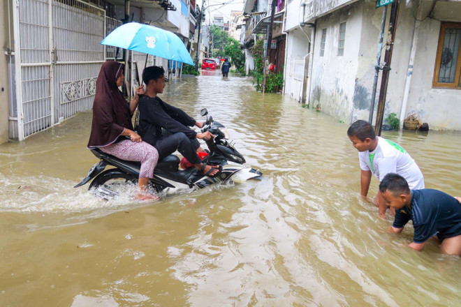 Lụt lội tại Jakarta. (Ảnh: Antara) Indonesia chi hàng triệu USD để nỗ lực giảm nguy cơ lụt lội ảnh 1