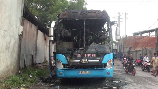 Đồng Nai: Cháy xe khách, hàng chục người tung cửa thoát ra ngoài ảnh 1