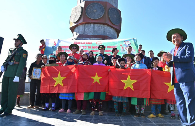 Trao tặng cờ Tổ quốc cho chiến sỹ Biên phòng, nhân dân Hà Giang ảnh 1