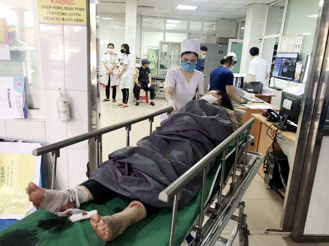 Xe khách đâm vào xe đầu kéo, 1 người tử vong, gần 20 người bị thương ảnh 2