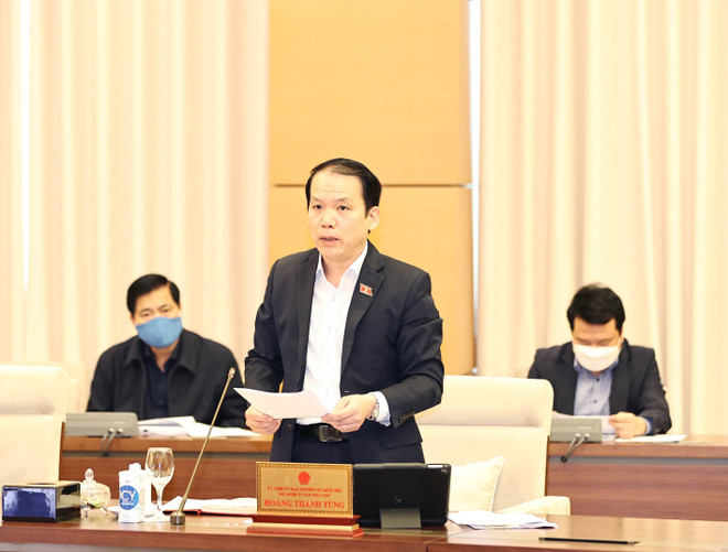 Chủ nhiệm Ủy ban Pháp luật của Quốc hội Hoàng Thanh Tùng trình bày Báo cáo thẩm tra. (Ảnh: Trọng Đức/TTXVN) Ủy ban Pháp luật của Quốc hội thẩm tra báo cáo tổng kết của Chính phủ ảnh 1