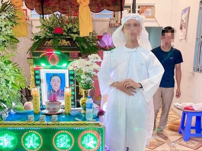 Gia đình bà Tuyến tổ chức đám tang giả. (Ảnh: Trung Hiếu/TTXVN) Sóc Trăng: Làm đám tang giả cho chính mình để trốn nợ ảnh 1