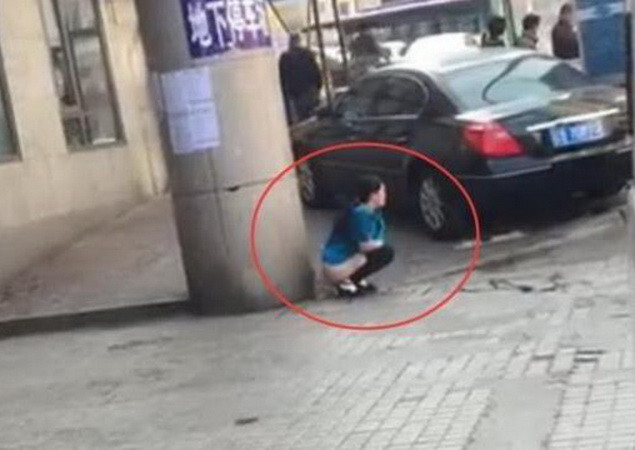 Trung Quốc sốc với cảnh người phụ nữ đại tiện ngay trên phố ảnh 1