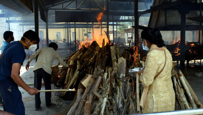 Ấn Độ lần đầu ghi nhận hơn 4.000 ca tử vong một ngày do COVID-19 ảnh 1