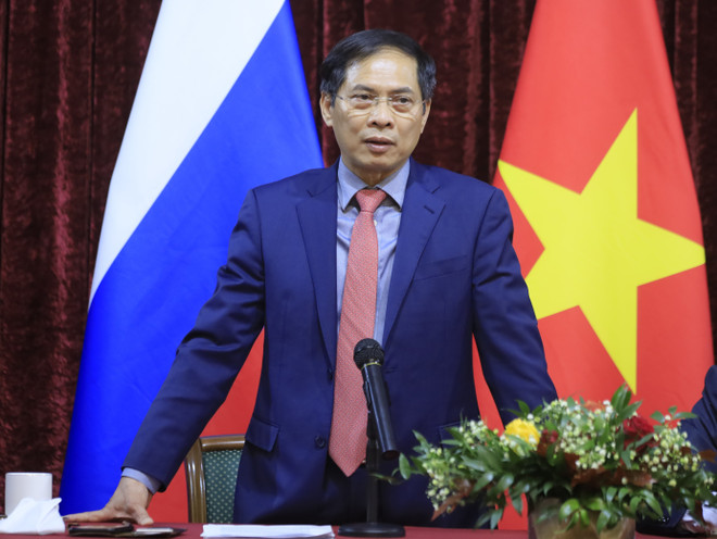 Bộ trưởng Ngoại giao gặp gỡ cộng đồng người Việt Nam tại Nga ảnh 1