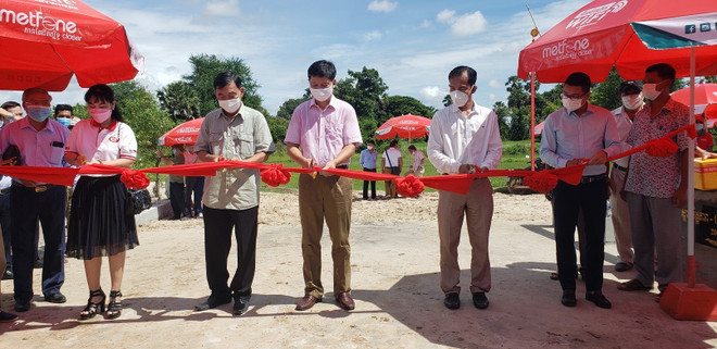 Người Việt tại Campuchia hỗ trợ xây dựng cầu đường ở tỉnh Kampot ảnh 1