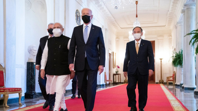 Tổng thống Mỹ Joe Biden (thứ 2, trái), Thủ tướng Ấn Độ Narendra Modi (trái), Thủ tướng Nhật Bản Suga Yoshihide (giữa) và Thủ tướng Australia Scott Morrison (giữa, phía trên) tại hội nghị thượng đỉnh trực tiếp đầu tiên của nhóm Bộ tứ ở Nhà Trắng, Washington, DC, Mỹ, ngày 24/9/2021. (Ảnh: AFP/TTXVN) Bước tiến quan trọng trong hợp tác thực chất của nhóm "Bộ Tứ" ảnh 1