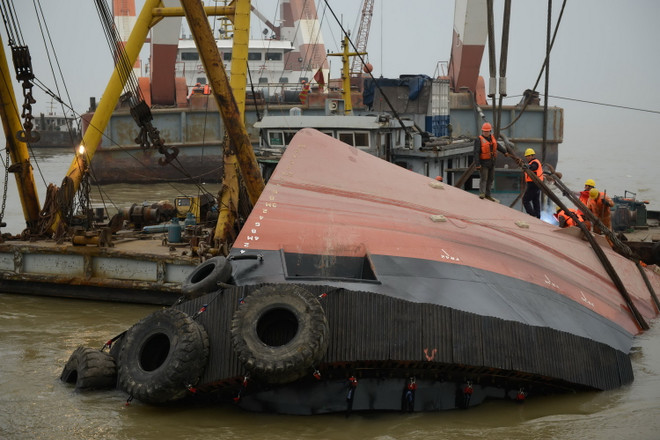 Trung Quốc: Lật tàu kéo thử nghiệm làm 22 người thiệt mạng ảnh 1