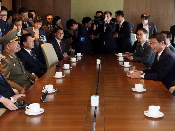 Cuộc hội đàm cấp cao liên Triều tại Seoul ngày 3/10. (Nguồn: AFP/TTXVN) Hàn Quốc hy vọng đàm phán cấp cao liên Triều trong tháng 10 ảnh 1