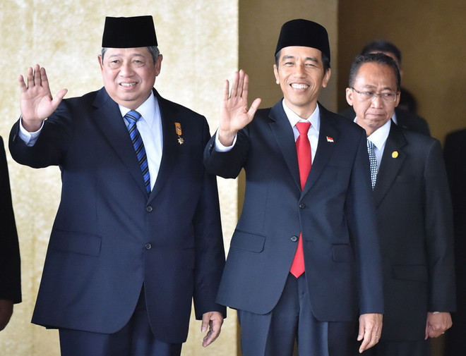 Tổng thống Indonesia sắp mãn nhiệm Susilo Bambang và Tổng thống mới đắc cử Joko Widodo (giữa) trước lễ nhậm chức. (Nguồn; AFP/TTXVN) Ông Widodo tuyên thệ nhậm chức Tổng thống Indonesia ảnh 1