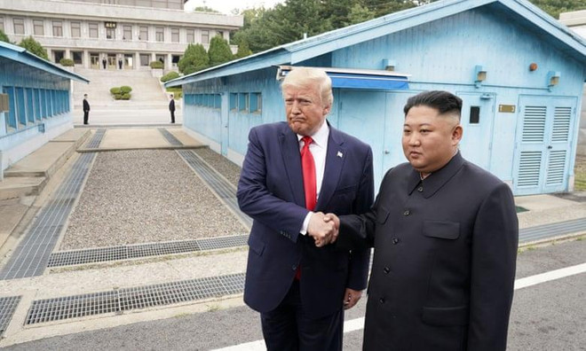 Cái bắt tay lịch sử giữa Tổng thống Donald Trump và nhà lãnh đạo Kim Jong-un. (Ảnh: Reuters) Tổng thống Mỹ bày tỏ niềm vui khi gặp nhà lãnh đạo Triều Tiên ảnh 1