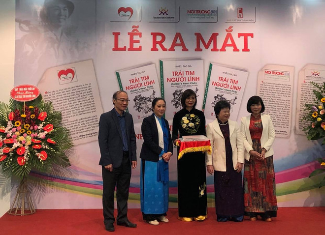 Ra mắt Câu lạc bộ 'Trái tim người lính' và tiếp nhận kỷ vật thời chiến ảnh 1