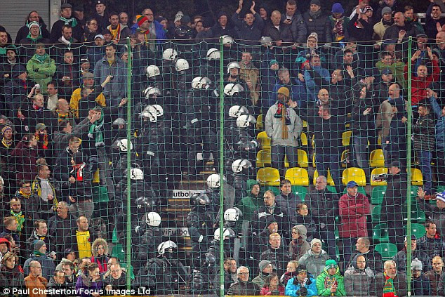 Cổ động viên Anh và Litva ẩu đả tại lượt cuối vòng loại EURO 2016 ảnh 1