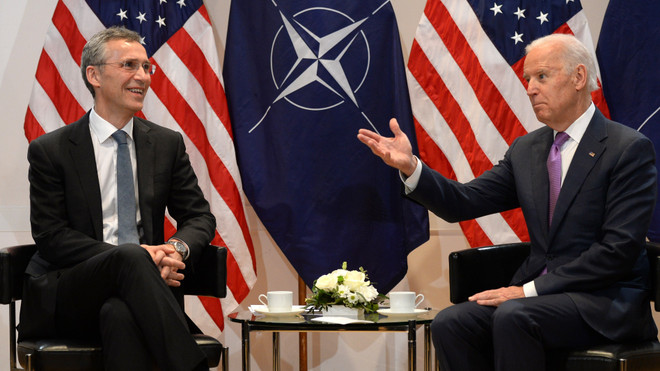 Tổng Thư ký NATO Jens Stoltenberg và Tổng thống Joe Biden. (Ảnh: AFP) Liệu ông Biden có giúp Mỹ và NATO gây dựng lại được "lòng tin đã mất"? ảnh 1