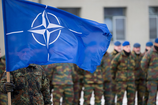 Lá cờ biểu trưng cho NATO. (Ảnh: Getty Images) Liệu ông Biden có giúp Mỹ và NATO gây dựng lại được "lòng tin đã mất"? ảnh 2