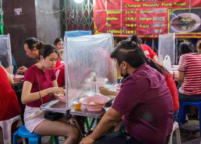Một quán ăn sử dụng tấm chắn để ngăn khả năng lây lan của dịch COVID-19 tại Bangkok, Thái Lan, ngày 11/2/2021. (Ảnh: THX/TTXVN) Số ca mắc COVID-19 tiếp tục tăng nhanh tại Thái Lan và Philippines ảnh 1