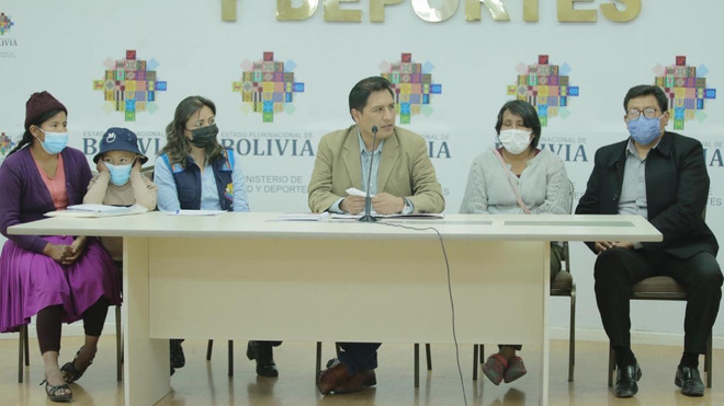 Bộ trưởng Y tế và Thể thao Bolivia Jeyson Auza (giữa) thông báo về ca ghép tủy xương dị hợp đầu tiên ở trẻ. (Nguồn: atb.com.bo) Bolivia lần đầu thành công cấy ghép tủy xương dị hợp cho trẻ em ảnh 1