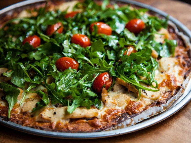 Nhà hàng Mỹ miễn phí đồ ăn cho khách hàng không sử dụng smartphone ảnh 1