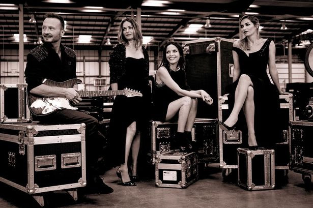 The Corrs tái hợp lần đầu sau 10 năm với diện mạo hoàn toàn mới ảnh 1