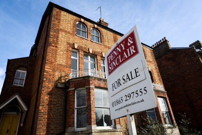 Giá nhà tại Anh giảm lần đầu tiên trong gần 3 năm qua ảnh 1