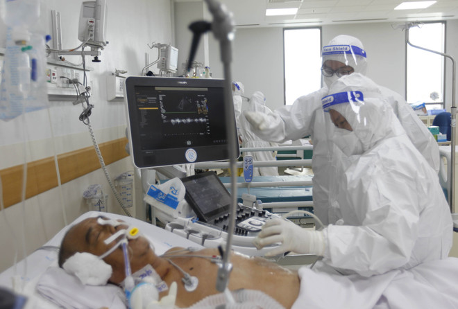 Thắp nến, thả hoa đăng tưởng niệm nạn nhân COVID-19 vào Rằm tháng 10 ảnh 1