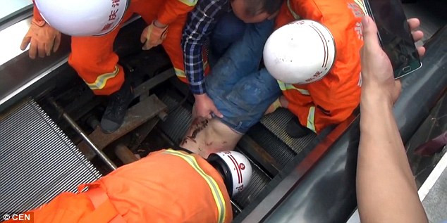 Kinh hoàng giây phút người đàn ông bị thang cuốn “nuốt chửng” ảnh 4