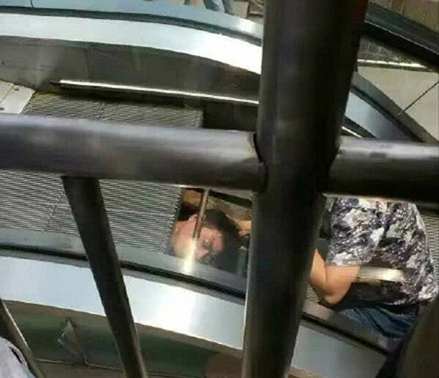 Kinh hoàng giây phút người đàn ông bị thang cuốn “nuốt chửng” ảnh 1