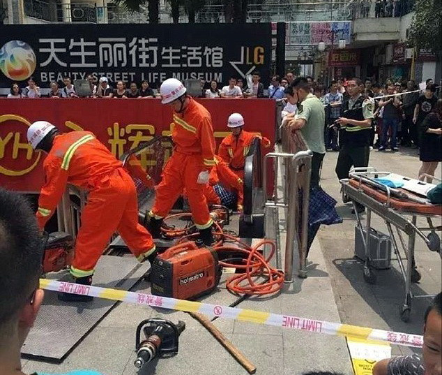 Kinh hoàng giây phút người đàn ông bị thang cuốn “nuốt chửng” ảnh 3