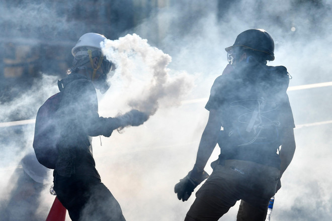 Trung Quốc: Chính quyền Hong Kong lên án người biểu tình ném bom xăng ảnh 1