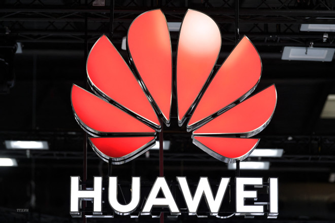 Biểu tượng của Tập đoàn viễn thông Huawei. (Ảnh: AFP/TTXVN) Trung Quốc phản đối Mỹ cấm xuất khẩu công nghệ nội địa cho Huawei ảnh 1