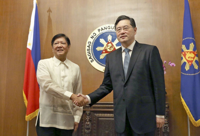 Tổng thống Philippines Ferdinand Marcos Jr. (trái) và Ủy viên Quốc vụ kiêm Bộ trưởng Ngoại giao Trung Quốc Tần Cương tại cuộc gặp ở Manila ngày 22/4/2023. (Ảnh: Kyodo/TTXVN) Tổng thống Marcos: Philippines, Mỹ khôi phục hoàn toàn quan hệ đối tác ảnh 3