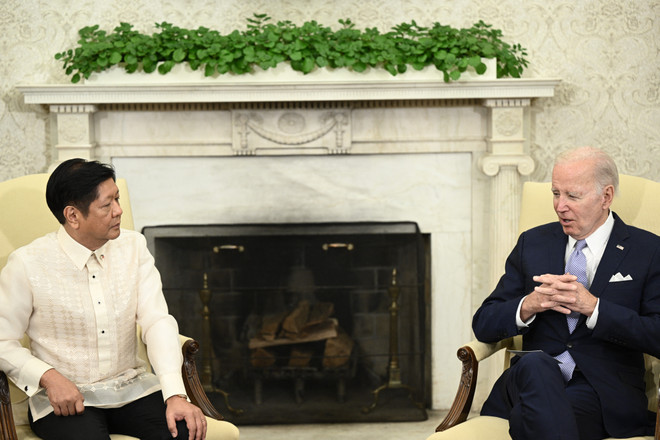 Tổng thống Mỹ Joe Biden (phải) và Tổng thống Philippines Ferdinand Marcos Jr. tại cuộc gặp ở Nhà Trắng ngày 1/5/2023. (Ảnh: AFP/TTXVN) Tổng thống Marcos: Philippines, Mỹ khôi phục hoàn toàn quan hệ đối tác ảnh 1