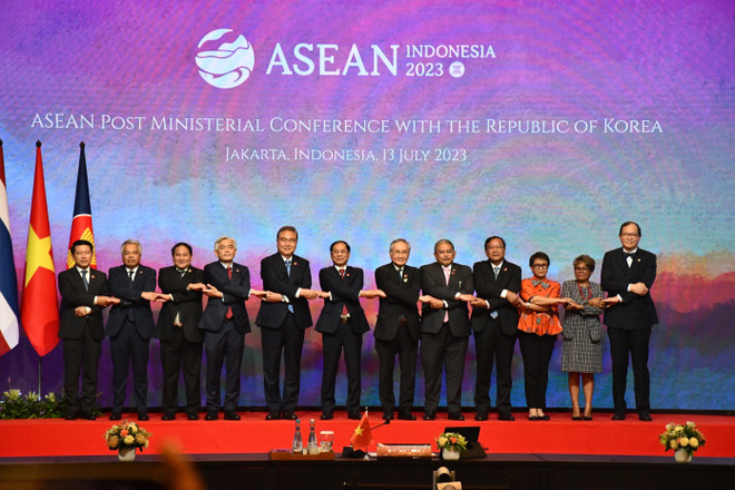 Các Bộ trưởng ASEAN và Hàn Quốc tại Hội nghị. (Ảnh: Đào Trang/TTXVN) Bộ trưởng Bùi Thanh Sơn đồng chủ trì Hội nghị ASEAN-Hàn Quốc ảnh 2