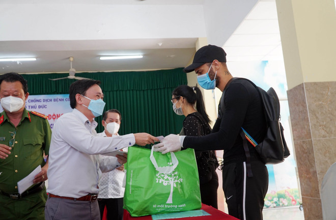 Động viên, tặng quà người nước ngoài bị ảnh hưởng bởi dịch COVID-19 ảnh 1